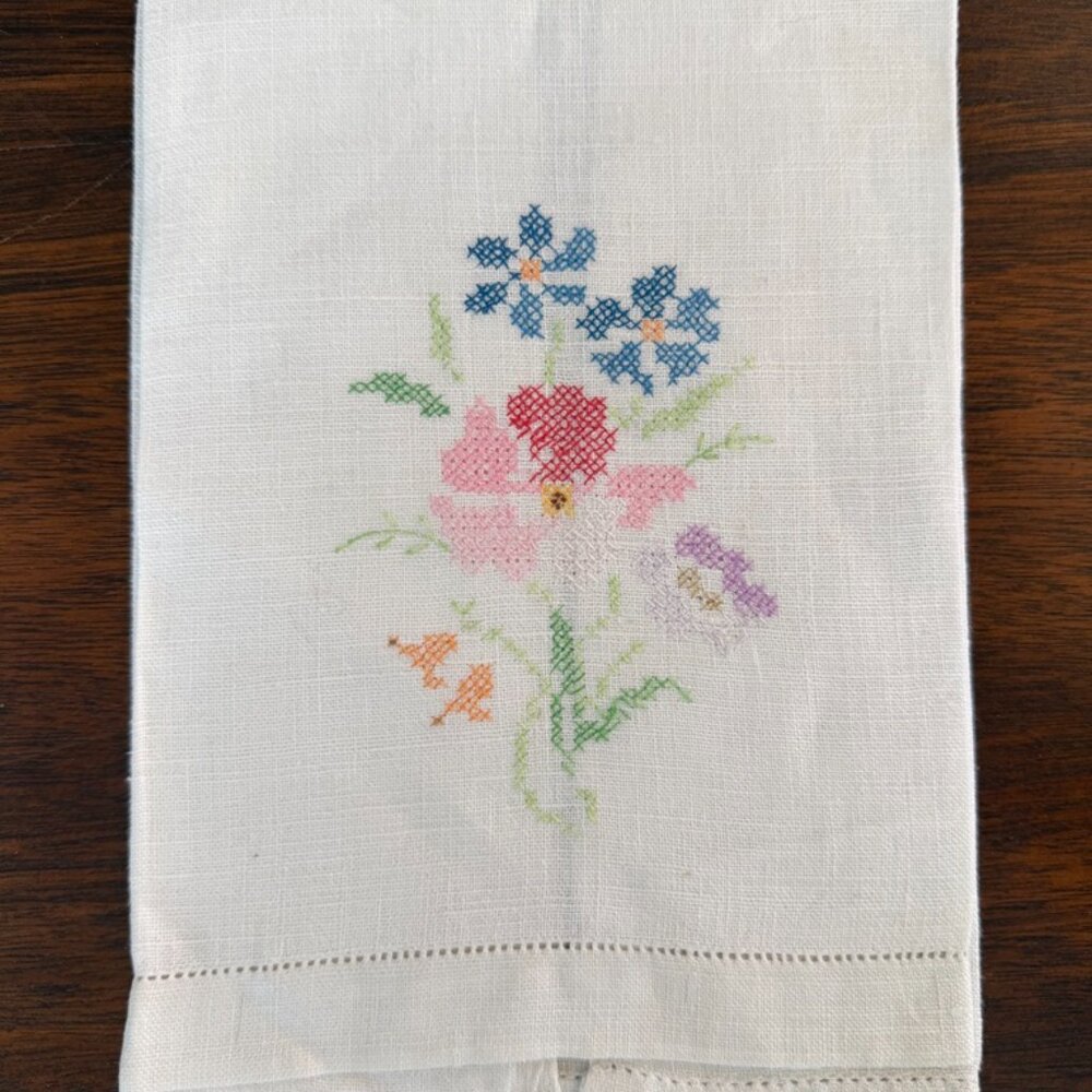 3/$30 🌟 Adorable Dainty Vintage Hand Embroidered Hand Towel Set - Picture 2 of 9